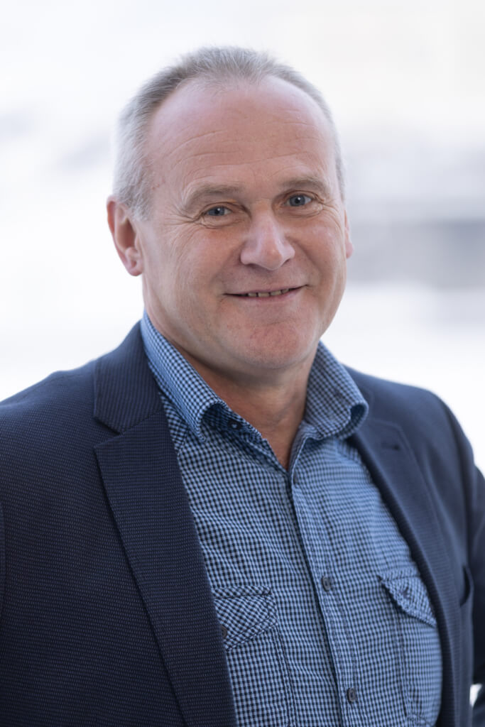 Portrait eines Mannes in Anzug, der für soziale Gerechtigkeit in Kaprun steht.