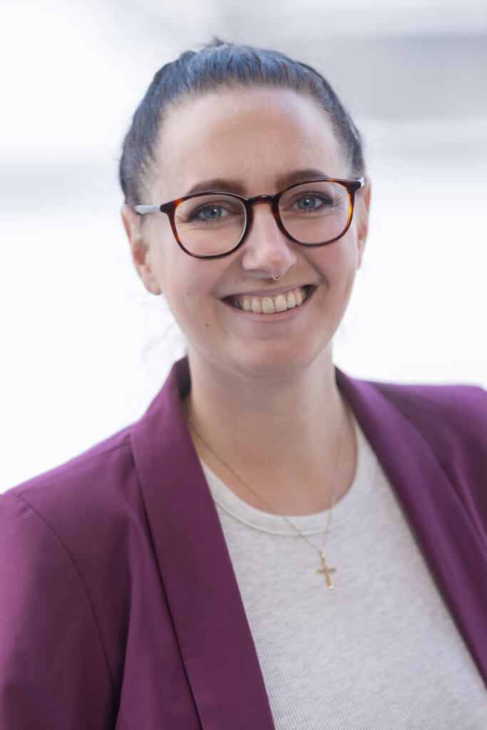 Lächelnde Person in lila Blazer, engagiert für SPÖ Kaprun und lokale Gemeinschaft.