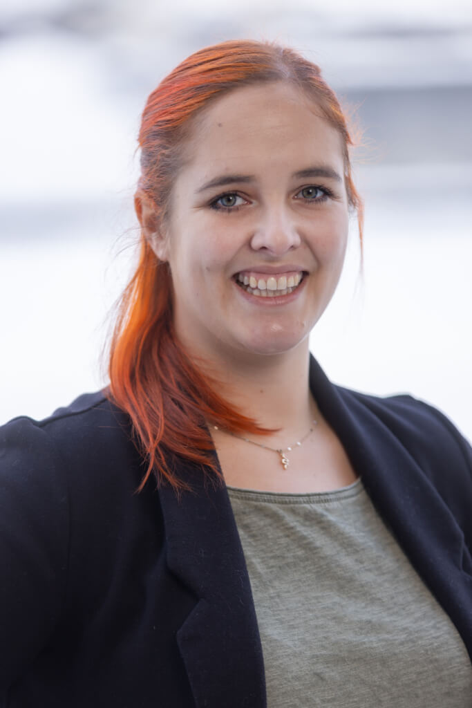 Frau mit rotem Haar und blauer Bluse, engagiert für SPÖ Kaprun und soziale Gerechtigkeit.